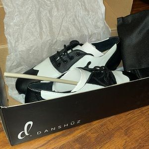 The “Applause Tap shoe” brand new Danshūz black white tap shoes